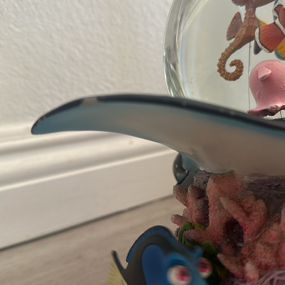 Finding Nemo Disney store snow globe with music box - Picture 2 of 6